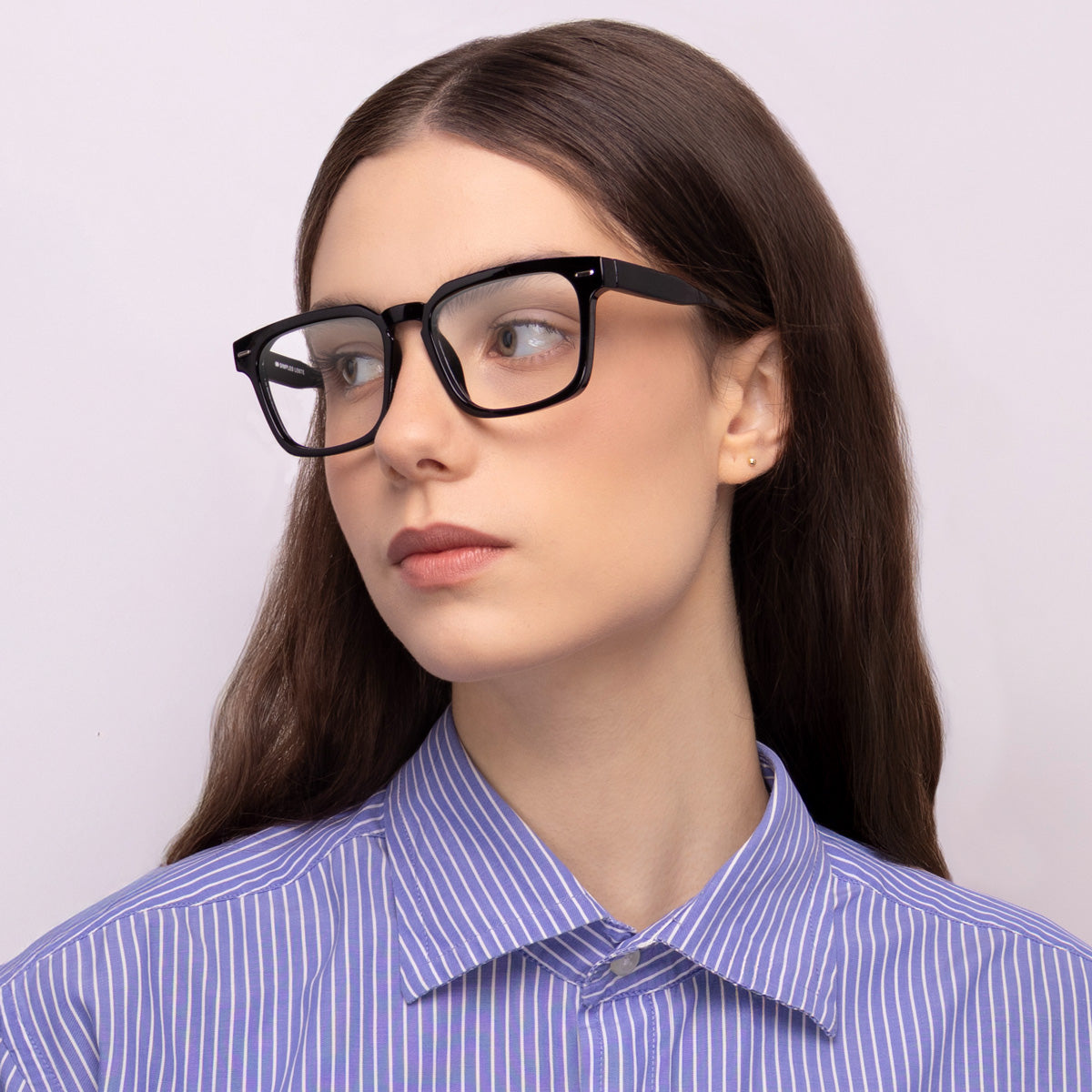 Óculos E9 Retangular Grande Preto em modelo com rosto pequeno.