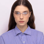 Óculos EM4 Meio Aro Dourado em modelo com rosto pequeno.