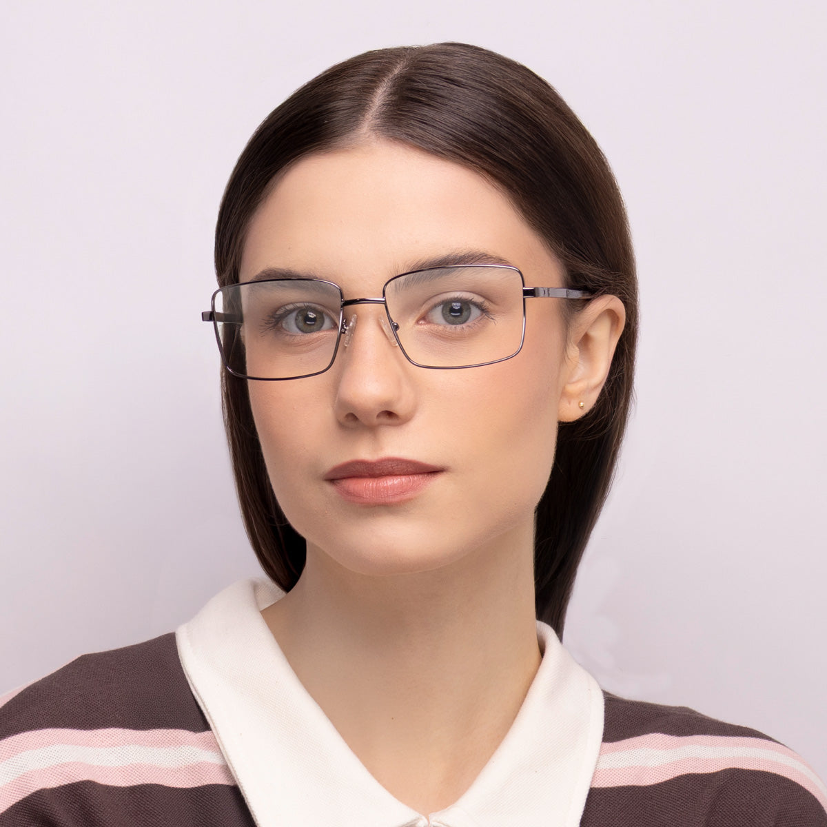 Óculos EM5 Metal Retangular Grafite em modelo com rosto pequeno.