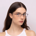 Óculos FM1  Metal Retangular Pequeno Bronze em modelo com rosto pequeno.