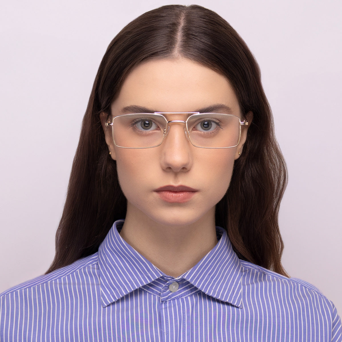 Óculos FM2  Metal Retangular Pequeno Dourado em modelo com rosto pequeno.