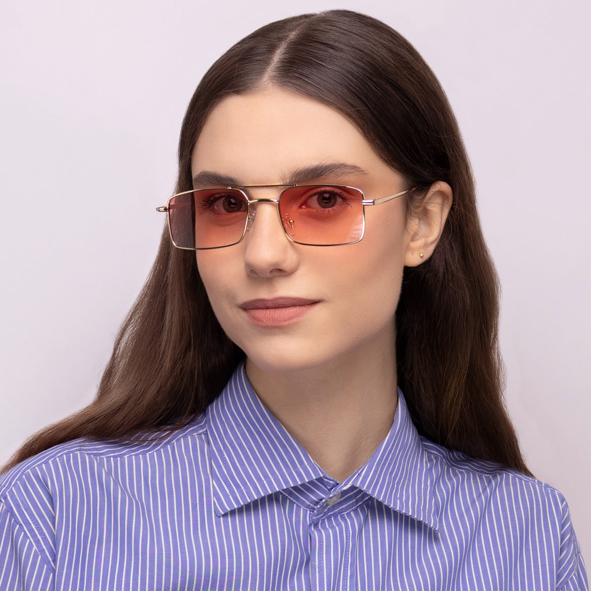 Óculos FM2  Metal Retangular Pequeno Dourado em modelo com rosto pequeno.