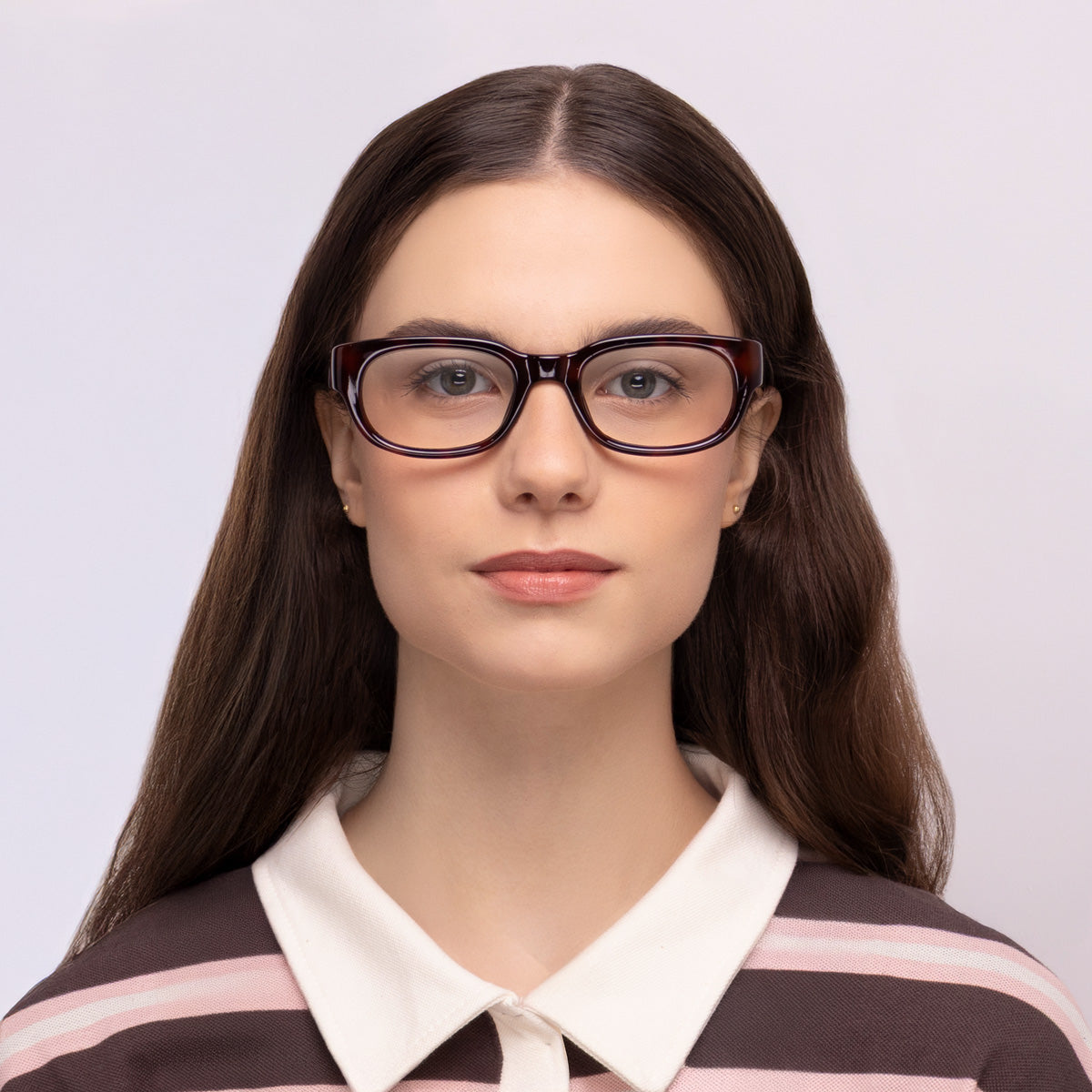 Óculos Geométrico G15 Tartaruga em modelo com rosto pequeno.