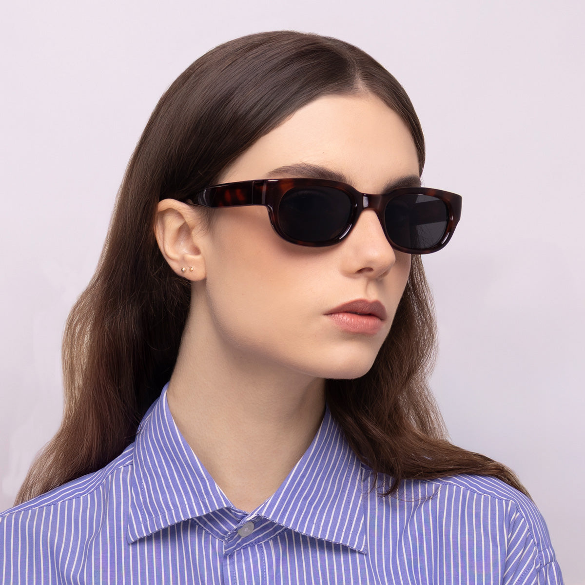 Óculos Geométrico G15 Tartaruga em modelo com rosto pequeno.