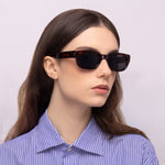 Óculos Geométrico G15 Tartaruga em modelo com rosto pequeno.