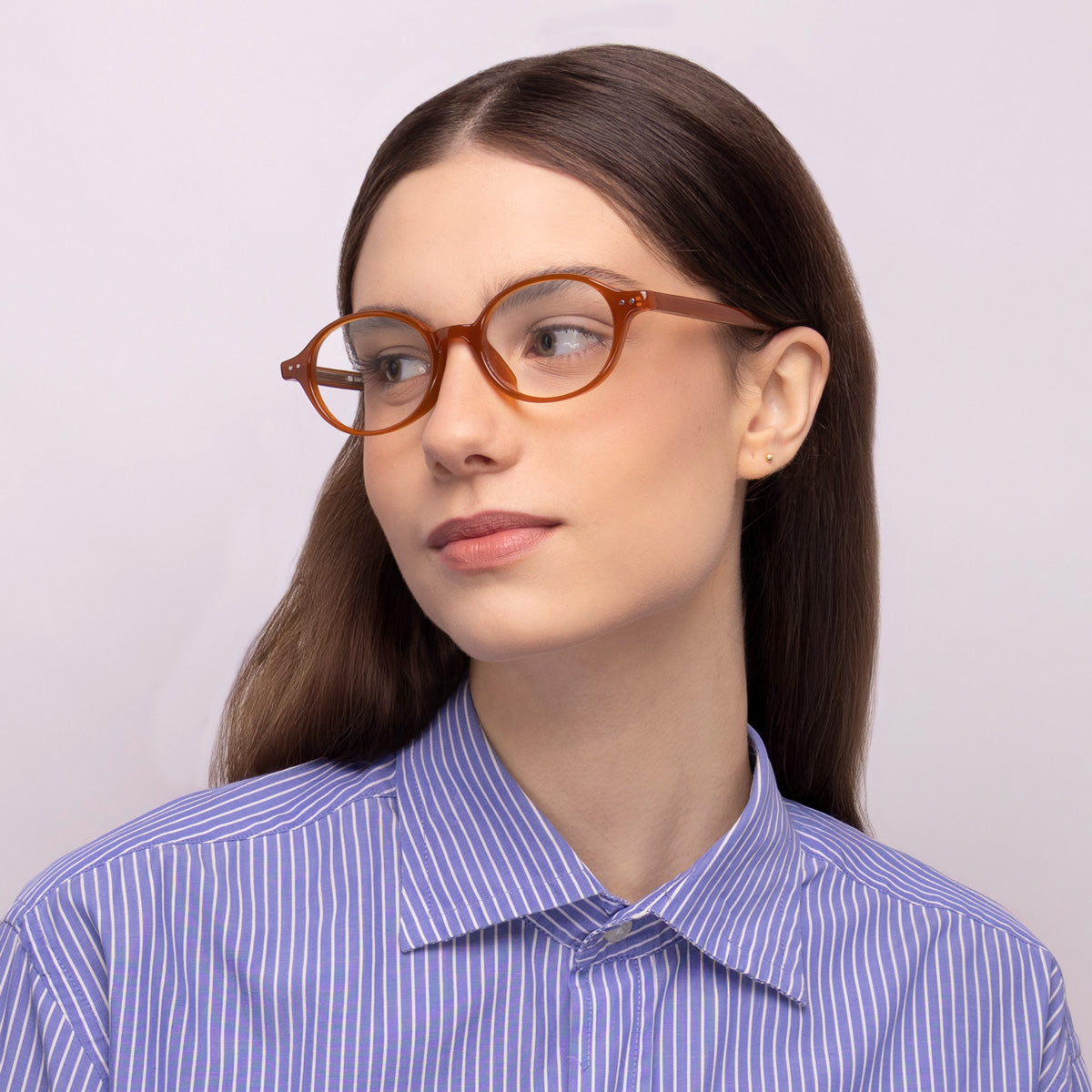 Óculos Oval I13 Caramelo em modelo com rosto pequeno.