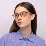 Óculos Oval I13 Caramelo em modelo com rosto pequeno.