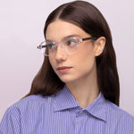 Óculos Oval I13 Cristal em modelo com rosto pequeno.