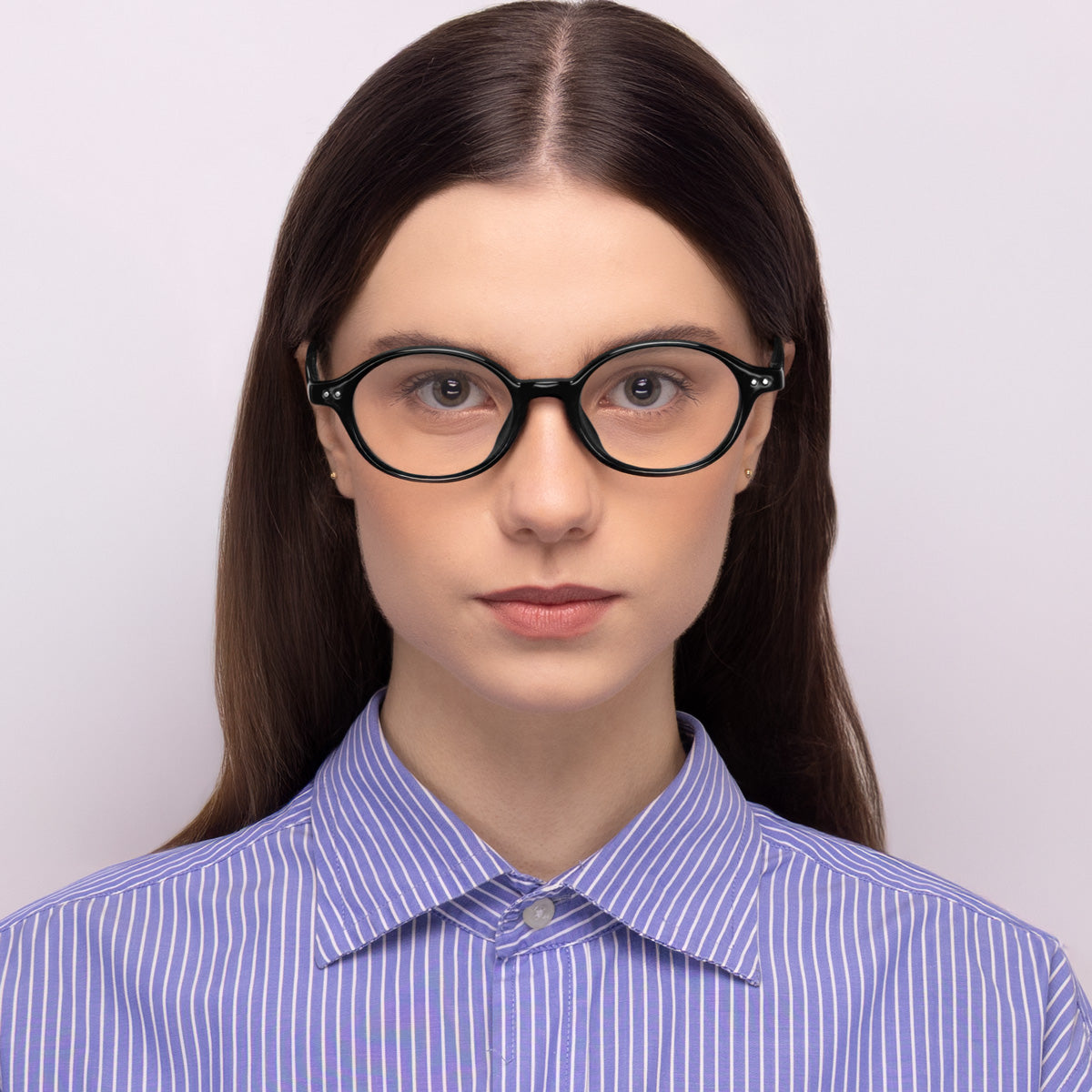Óculos Oval I19 Preto em modelo com rosto pequeno.