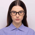 Óculos Oval I19 Preto em modelo com rosto pequeno.