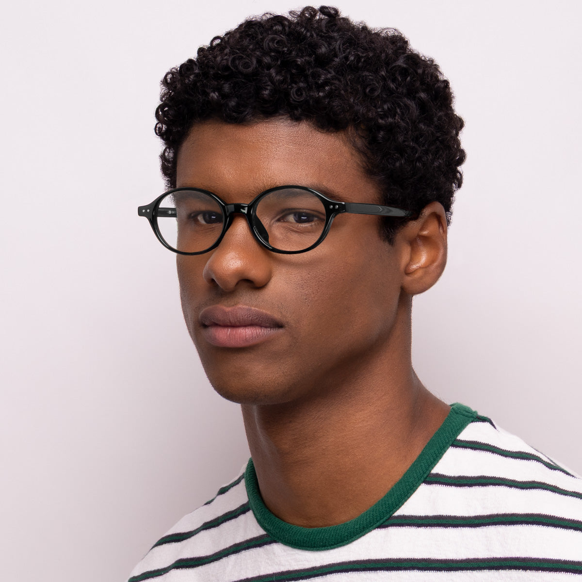 Óculos Oval I19 Preto em modelo com rosto médio.