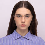 Óculos JM2 Metal Retangular Dourado em modelo com rosto pequeno.