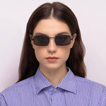 Óculos JM5 Preto em modelo com rosto pequeno.