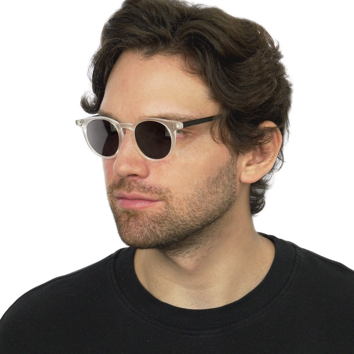 Óculos Redondo Médio B5 Cristal Fosco em modelo com rosto grande.