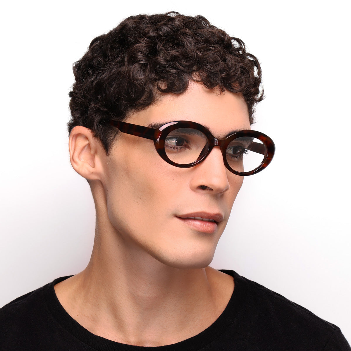Óculos Oval G10 Tartaruga em modelo com rosto grande.