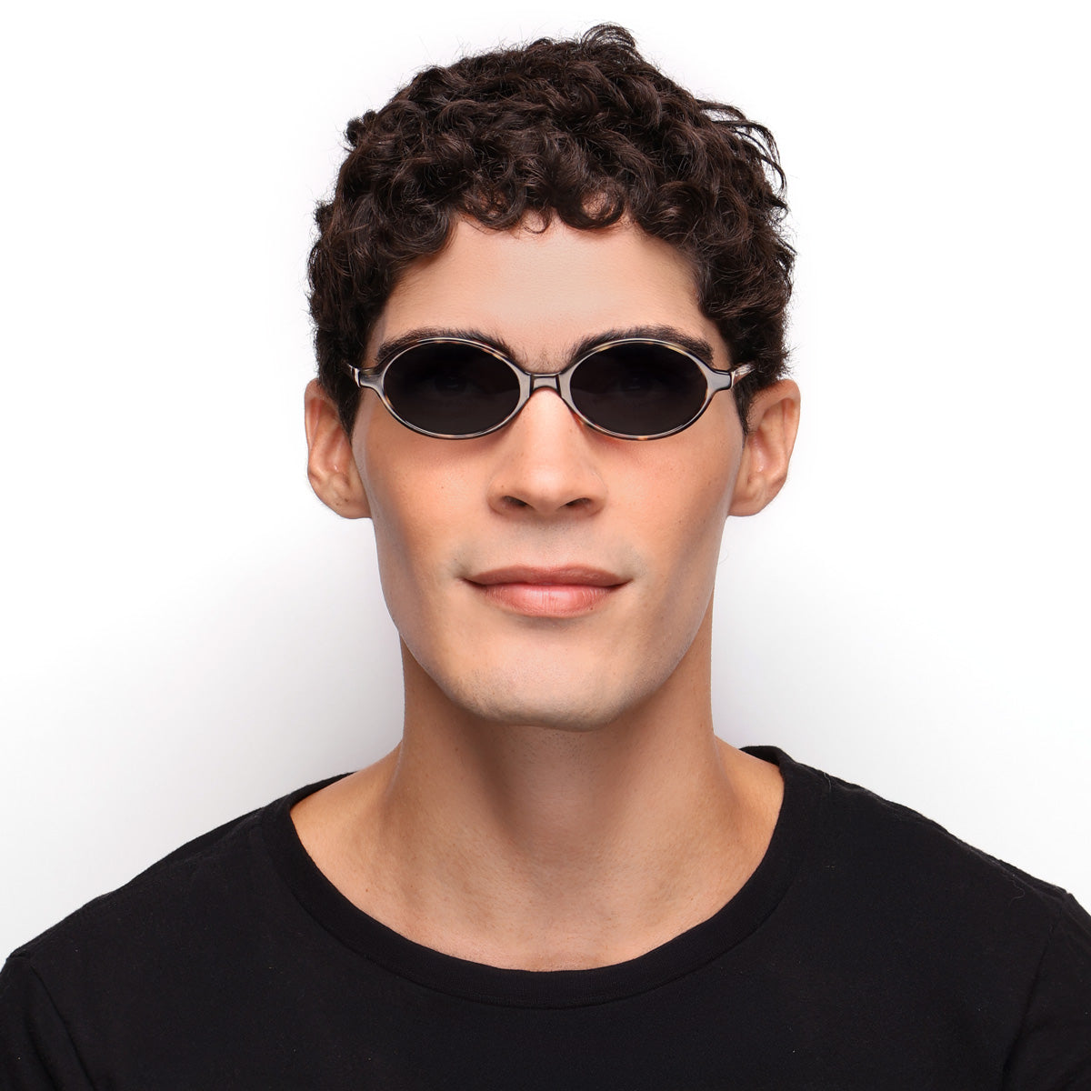 Óculos Oval G11 Havana em modelo com rosto médio.