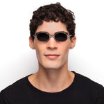 Óculos Oval G11 Havana em modelo com rosto médio.