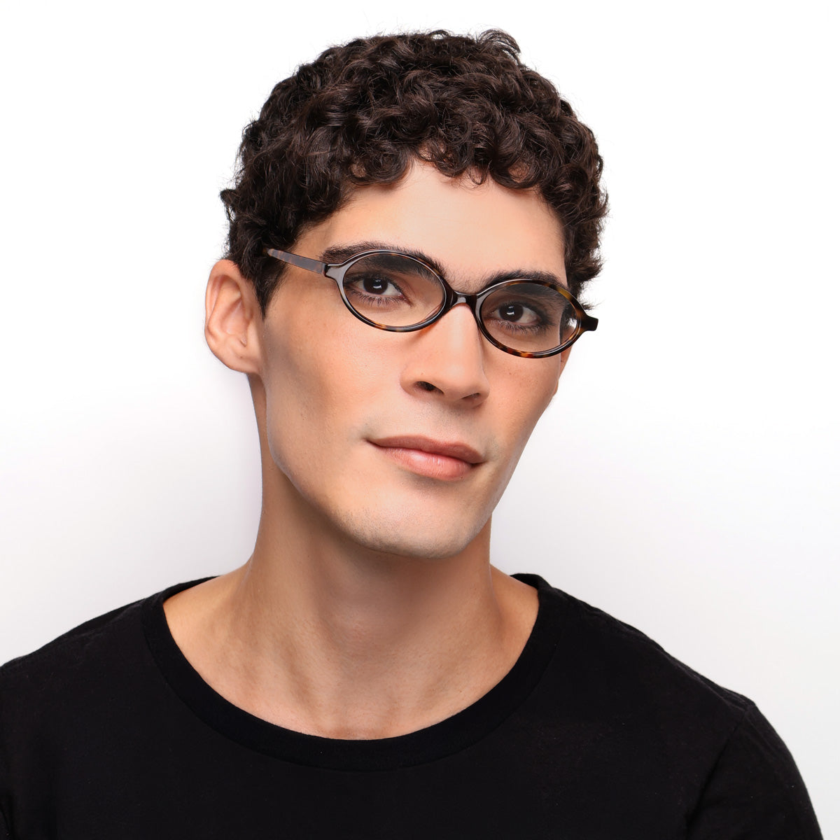 Óculos Oval I11 Tartaruga em modelo com rosto médio.