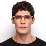 Óculos Quadrado Médio D6 Champanhe em modelo com rosto Médio.