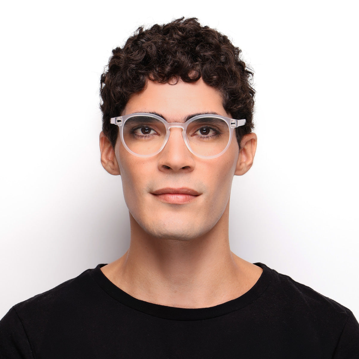 Óculos Redondo Grande A3 Cristal Fosco em modelo de rosto médio.