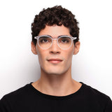 Óculos Redondo Grande A3 Cristal Fosco em modelo de rosto médio.