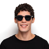 Óculos Redondo Grande A3 Preto em modelo de rosto médio.