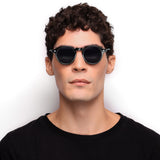 Óculos Redondo Médio B13 Preto em modelo com rosto médio.