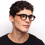Óculos Redondo Bold B14 Caramelo Brilho em modelo com rosto médio.