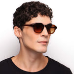 Óculos Redondo Bold B14 Caramelo Brilho em modelo com rosto médio.