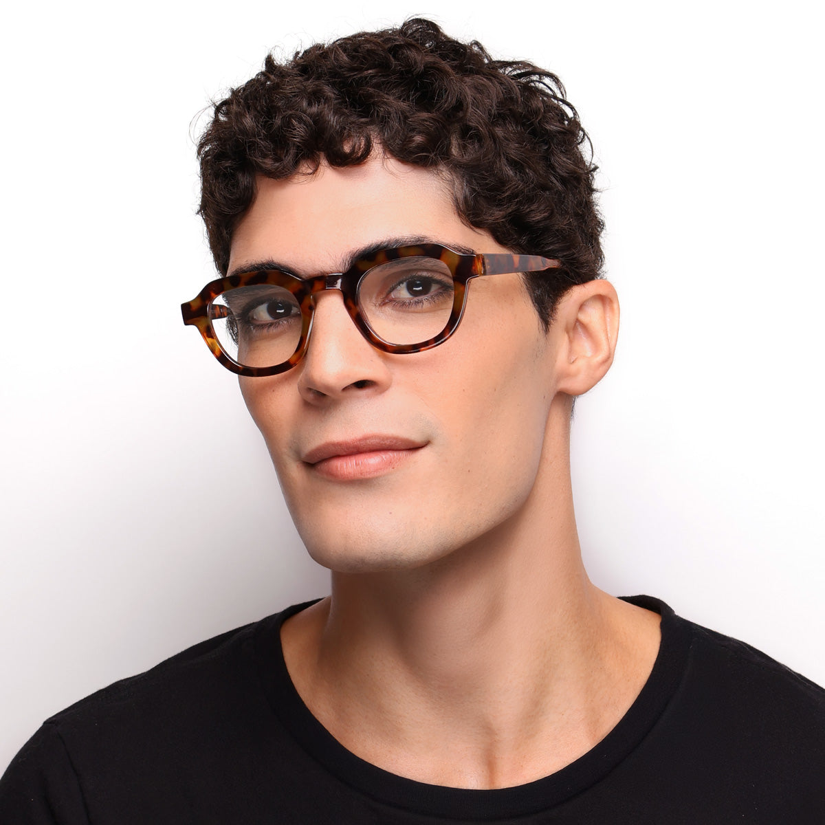 Óculos Redondo Bold B14 Tartaruga Brilho em modelo com rosto médio.