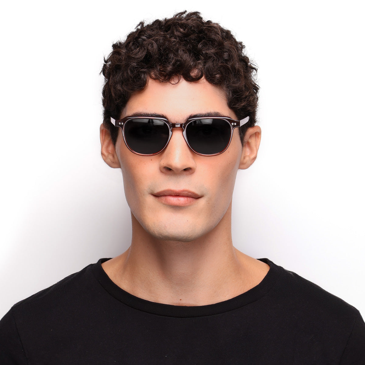 Óculos Redondo Médio B15 Tartaruga Brilho em modelo com rosto médio.
