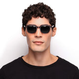 Óculos Redondo Médio B15 Tartaruga Brilho em modelo com rosto médio.