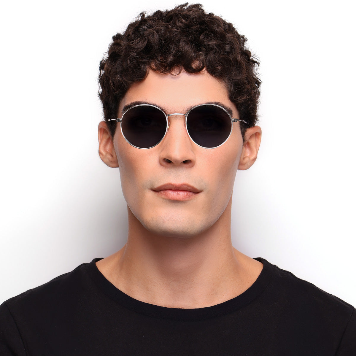 Óculos Redondo Médio BM5 Prata em modelo com rosto médio.