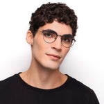 Óculos Redondo Médio BM5 Preto em modelo com rosto médio.