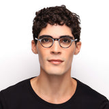 Óculos Redondo Pequeno C5 Tartaruga em modelo com rosto médio.