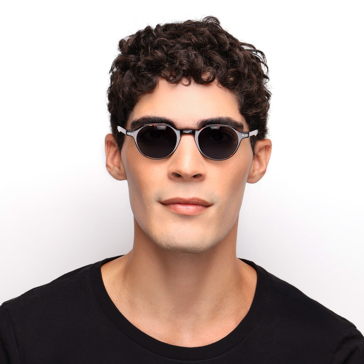 Óculos Redondo Pequeno C5 Tartaruga em modelo com rosto médio.