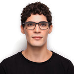 Óculos Retangular Médio D4 Preto Fosco em modelo com rosto grande.