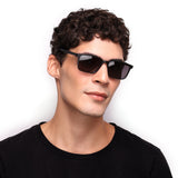 Óculos Retangular Médio D4 Preto Fosco em modelo com rosto grande.
