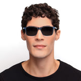 Óculos Retangular Médio E5 Azul Fosco em modelo com rosto grande.