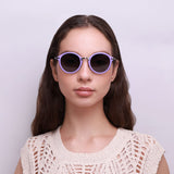 Óculos Redondo BM6 Roxo em modelo com rosto médio.