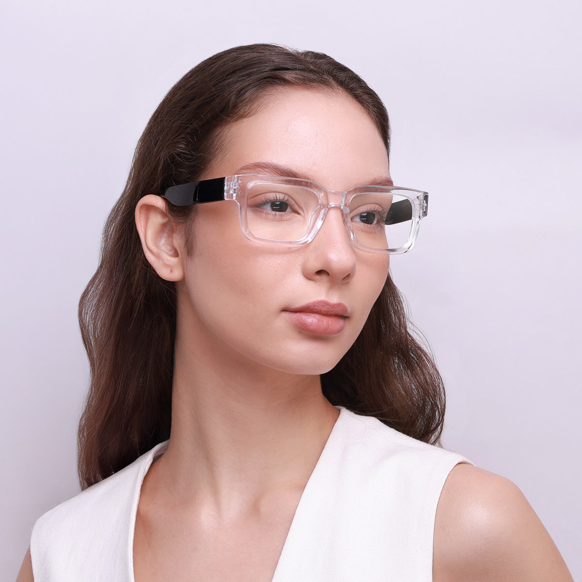 Óculos Quadrado Grande D11 Cristal em modelo com rosto médio.