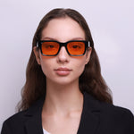 Óculos Quadrado Grande D11 Preto em modelo com rosto médio.