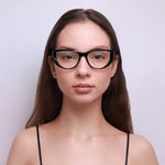 Óculos Geométrico G23 Preto em modelo com rosto pequeno.