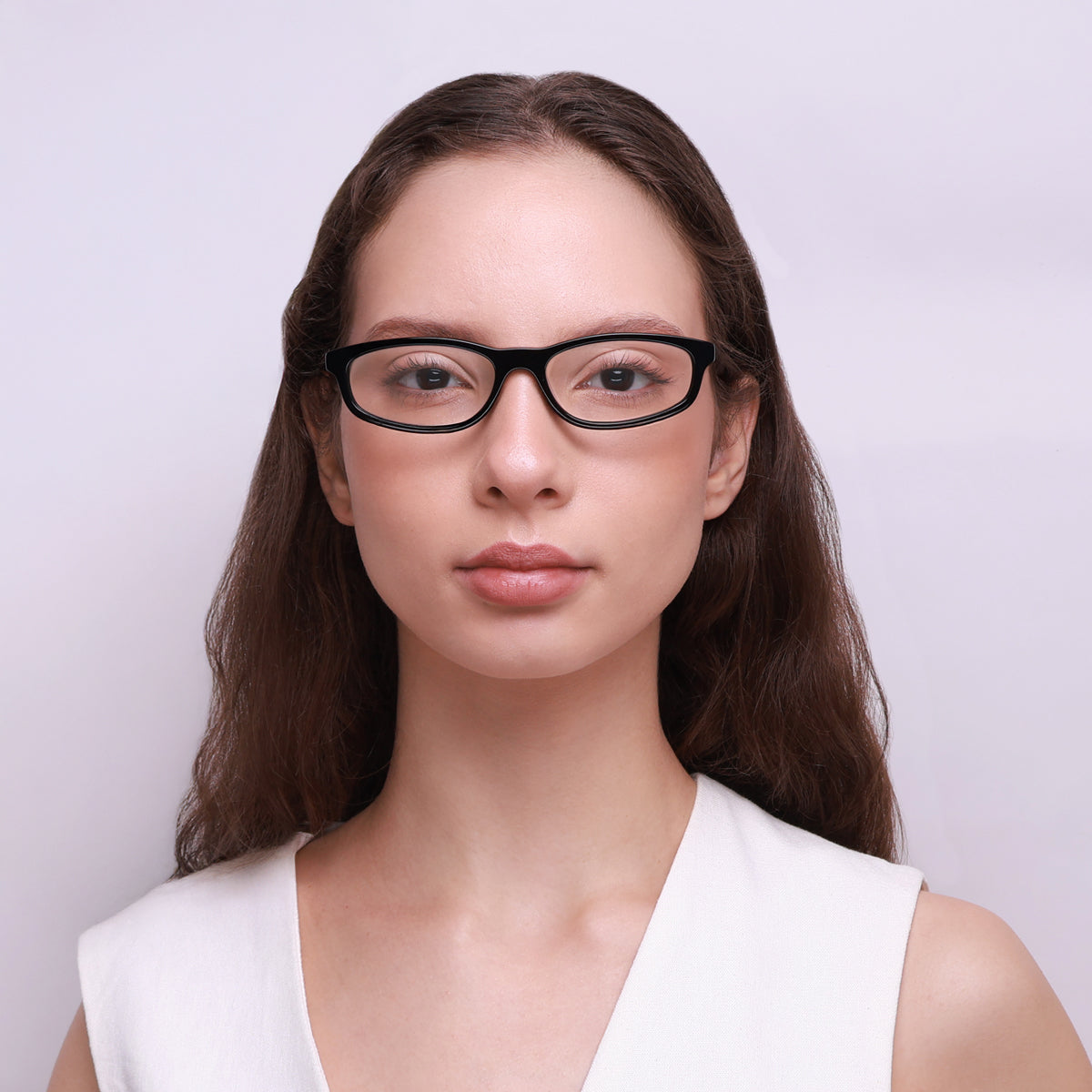 Óculos Geométrico G26 Havana em modelo com rosto pequeno.