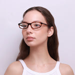 Óculos Geométrico G26 Tataruga em modelo com rosto pequeno.