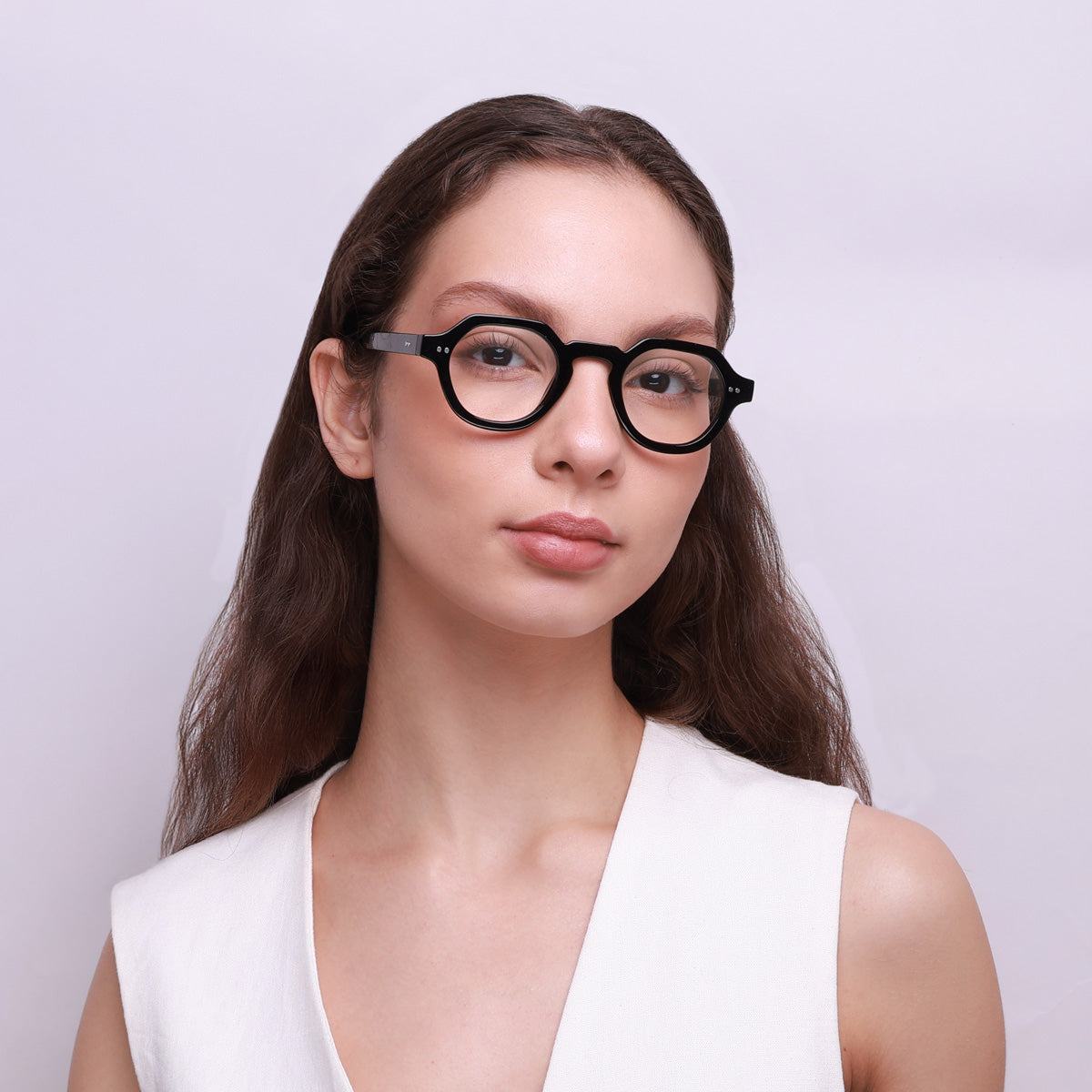 Óculos Geométrico G27 Preto em modelo com rosto médio.