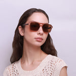 Óculos H2 Caramelo Fosco em modelo com rosto médio.