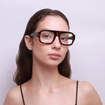 Óculos Aviador H4 Tartaruga em modelo com rosto médio.