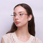 Óculos Oval Médio IM1 Prata em modelo com rosto médio.