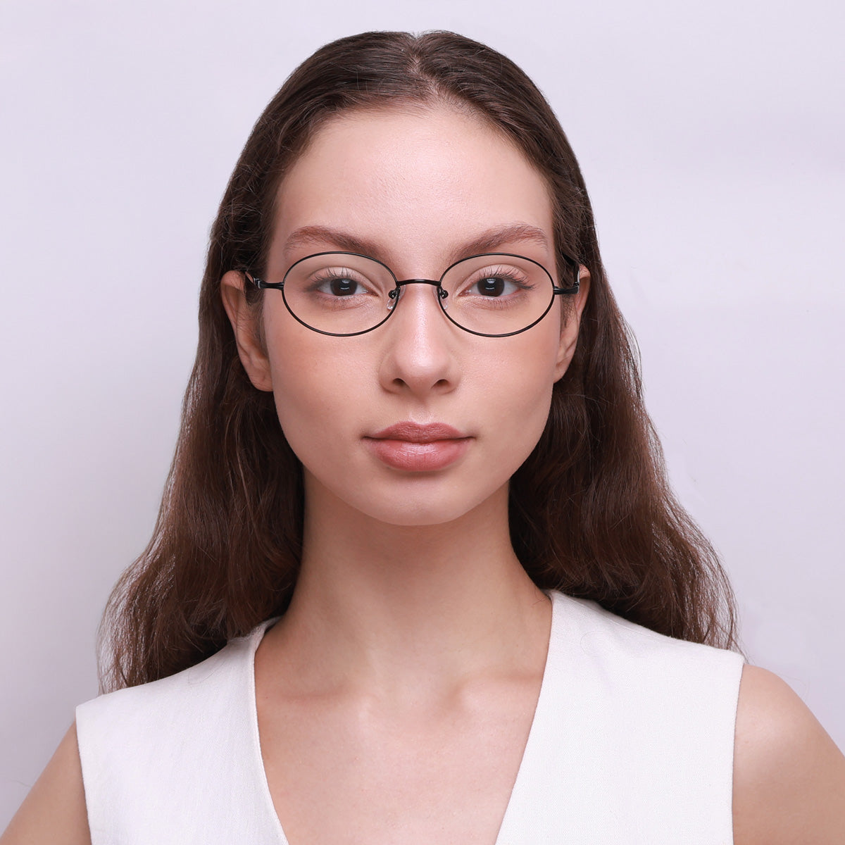 Óculos Oval Médio IM1 Preto em modelo com rosto médio.